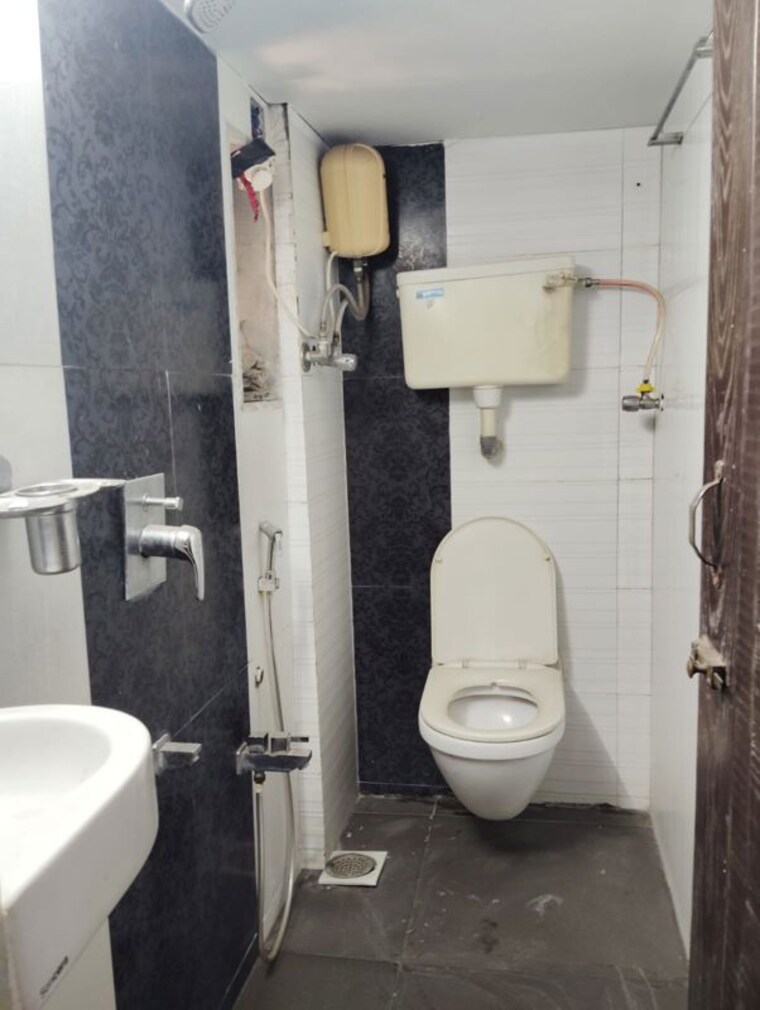 Bathroom, north-avenue-kalyani-nagar 2 Bedroom 850 Sq.Ft. Apartment In Kalyani Nagar Pune 10087837