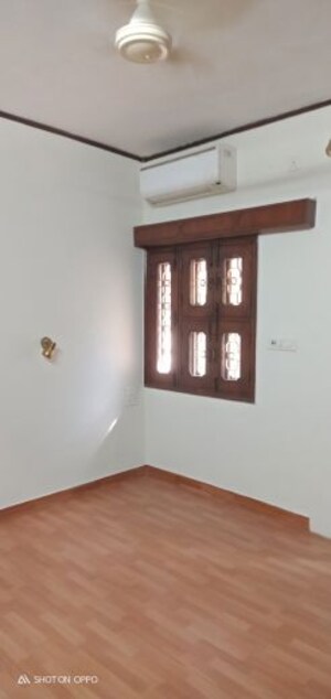 Room in 3 BHK Apartment at Vasant Kunj – for Rent