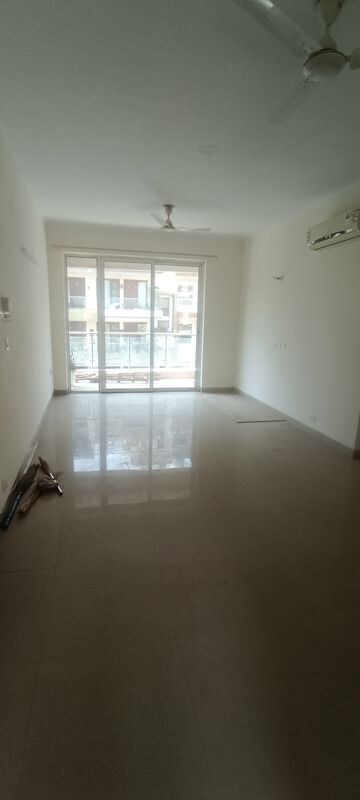 Room in 3 BHK Apartment at Ansal API Esencia, Sector 67 – for Rent