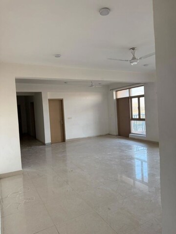 Room in 4 BHK Apartment at Pareena The Elite Residences, Sector 99 – for Rent
