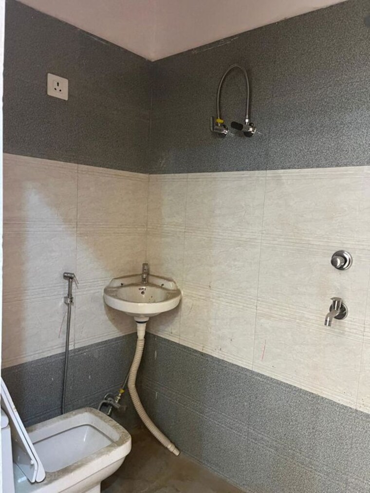 Bathroom, vasundhara sector 2b 3 Bedroom 900 Sq.Ft. Builder Floor In Vasundhara Sector 2b Ghaziabad 10088063