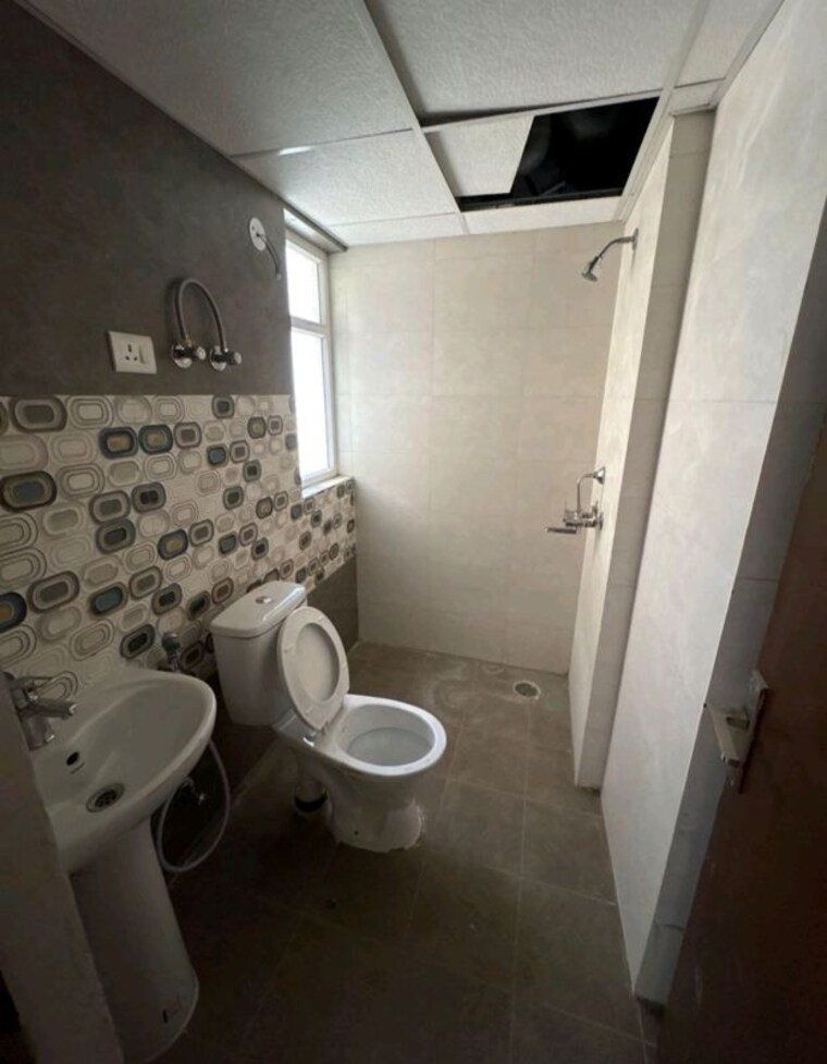 Bathroom, rise-organic-homes 3 Bedroom 819 Sq.Ft. Apartment In Mahurali Ghaziabad 10088069