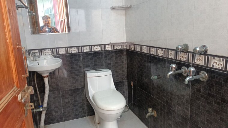 Bathroom, vaishali sector 5 2 Bedroom 850 Sq.Ft. Builder Floor In Vaishali Sector 5 Ghaziabad 10088097
