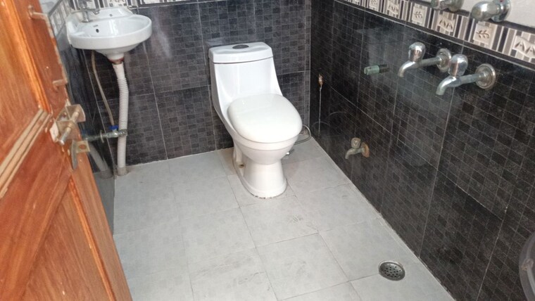 Bathroom, vaishali sector 5 2 Bedroom 860 Sq.Ft. Builder Floor In Vaishali Sector 5 Ghaziabad 10088108