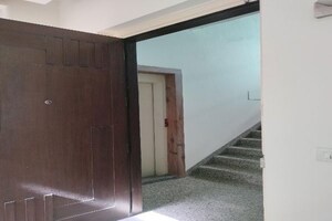 Room in 4 BHK Apartment at Safdarjung Development Area – for Sale