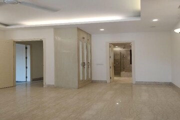 Room in 4 BHK Apartment at Safdarjung Development Area – for Sale