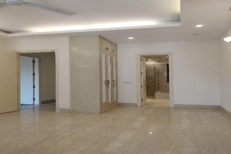 Room, safdarjung development area 4 Bedroom 500 Sq.Yd. Apartment In Safdarjung Development Area Delhi 10088084