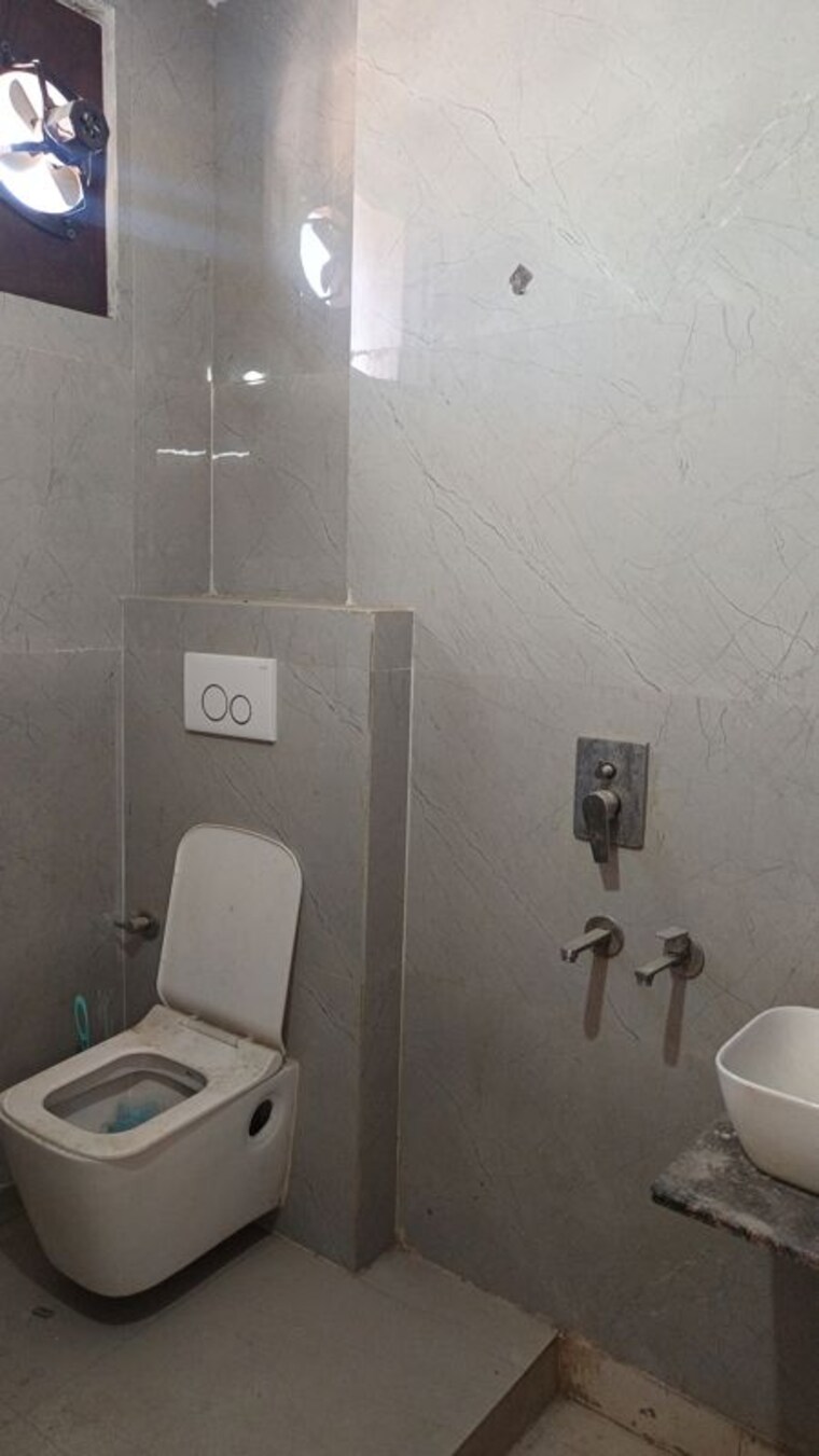 Bathroom, patel nagar 3 Bedroom 1250 Sq.Ft. Builder Floor In Patel Nagar Delhi 10088206