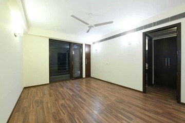 Room in 3 BHK Builder Floor at Defence Colony – for Rent