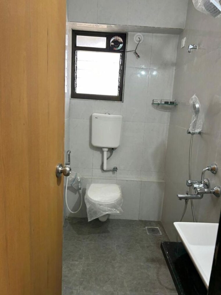 Bathroom, chandak-ideal 2.5 Bedroom 1050 Sq.Ft. Apartment In Juhu Mumbai 10088276