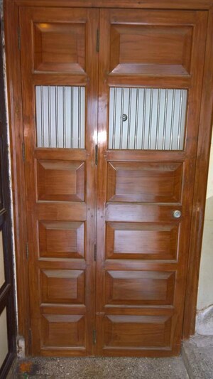 Furnished Amenities in 2 BHK Apartment at Kalumal Estate, Juhu – for Rent