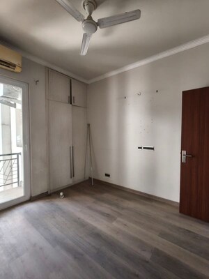 Room in 3 BHK Apartment at Central Park Flower Valley Aqua Front Towers, Sohna Sector 33 – for Rent