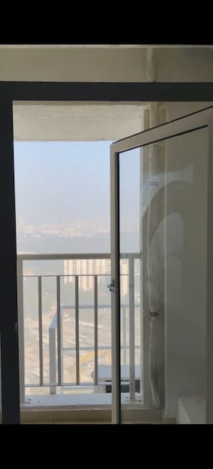 Room in 2 BHK Apartment at Lodha Amara, Kolshet Road – for Rent