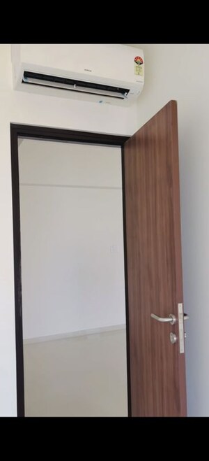 Room in 2 BHK Apartment at Lodha Amara, Kolshet Road – for Rent