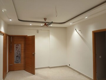 Room in 3 BHK Builder Floor at Sector 9 – for Rent