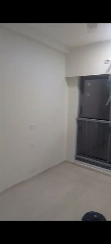 Room in 3 BHK Apartment at Kalpataru Elitus, Mulund West – for Rent