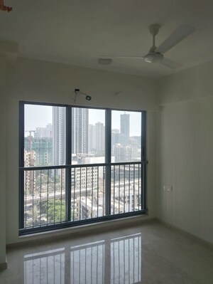 Room in 3 BHK Apartment at Kalpataru Elitus, Mulund West – for Rent