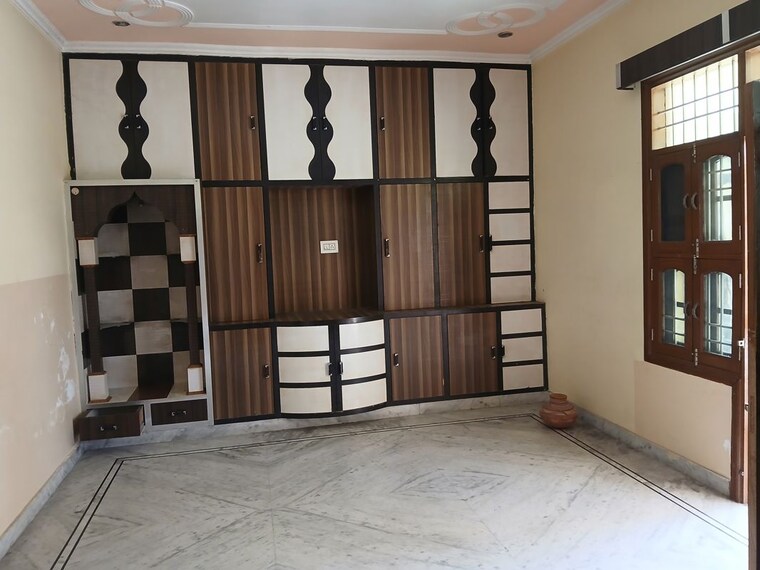 Room, sector 9 2 Bedroom 200 Sq.Yd. Builder Floor In Sector 9 Hisar 10088335