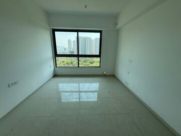 Room in 4 BHK Apartment at Kalpataru Immensa, Kolshet Road – for Rent