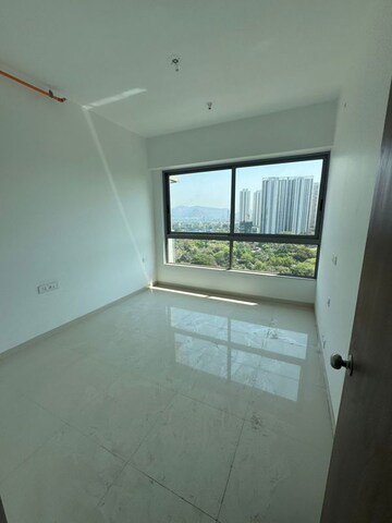 Room in 4 BHK Apartment at Kalpataru Immensa, Kolshet Road – for Rent