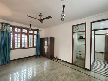 Room in 3 BHK Apartment at Hsr Layout – for Rent