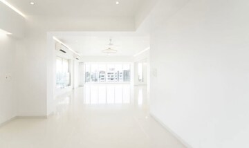 Room in 5 BHK Apartment at Khar West – for Rent