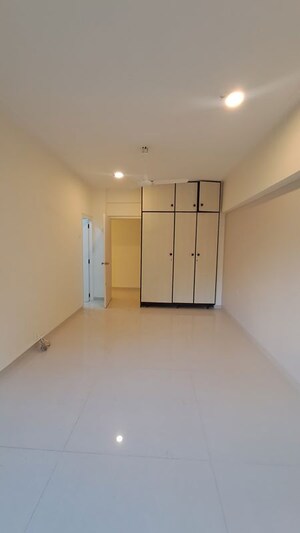 Room in 3 BHK Apartment at Juhu – for Rent