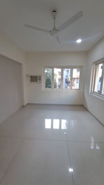 Room in 3 BHK Apartment at Juhu – for Rent