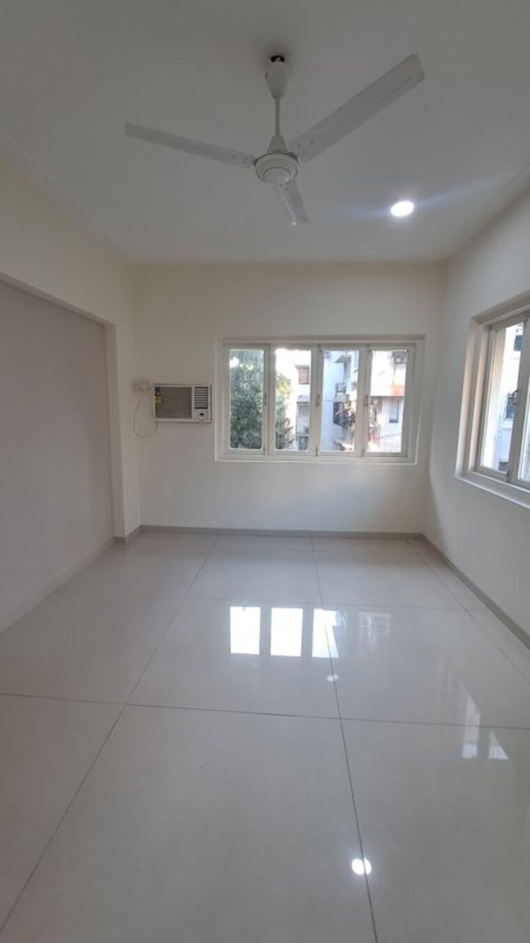 Room, juhu 3 Bedroom 1250 Sq.Ft. Apartment In Juhu Mumbai 10088412