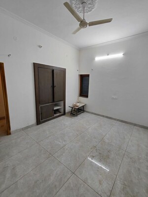 Room in 1 BHK Independent House at Yamuna Colony – for Rent