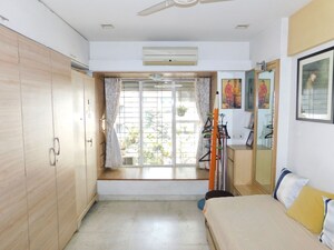 Room in 4 BHK Apartment at Om Castle, Juhu – for Sale