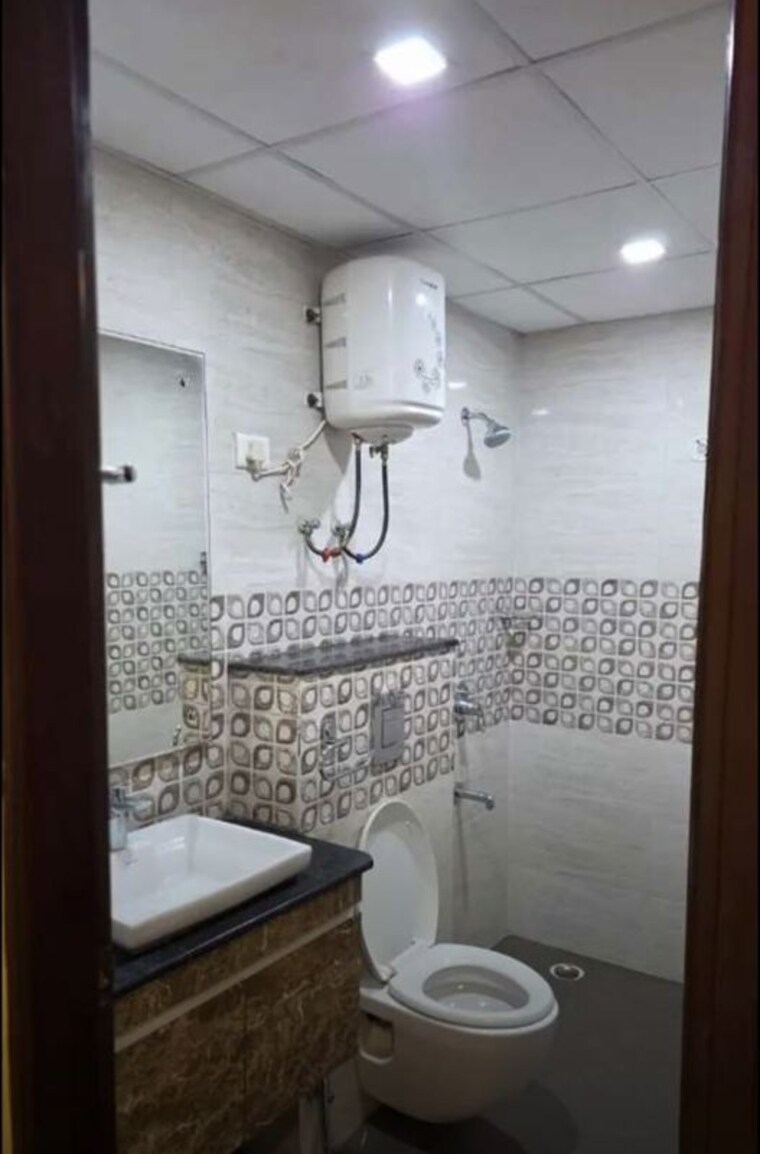 Bathroom, mi-rustle-court 3 Bedroom 2350 Sq.Ft. Apartment In Gomti Nagar Lucknow 10088621