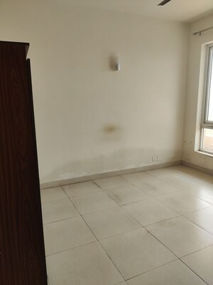 Room in 2.5 BHK Apartment at Indiabulls Centrum Park, Sector 103 – for Sale