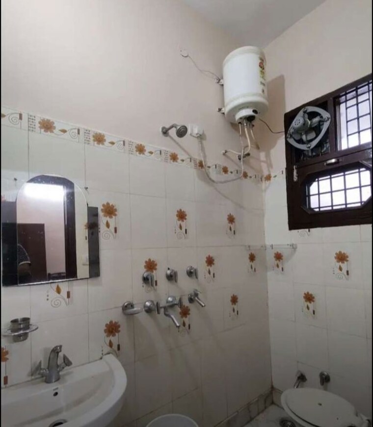 Bathroom, sector 38 1 Bedroom 500 Sq.Ft. Builder Floor In Sector 38 Chandigarh 10088741