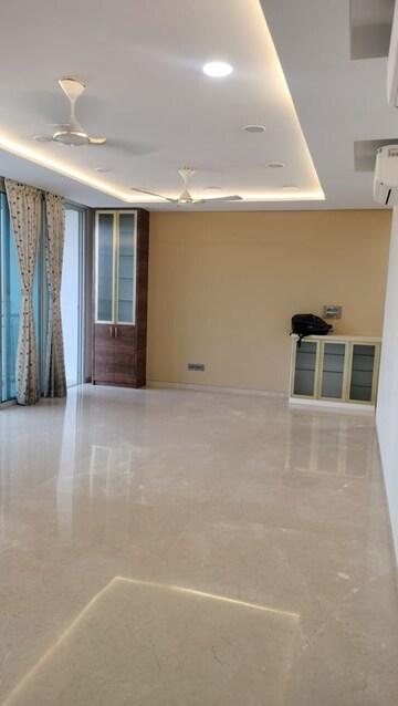 Room in 3 BHK Apartment at Oberoi Exquisite Goregaon, Goregaon East – for Rent