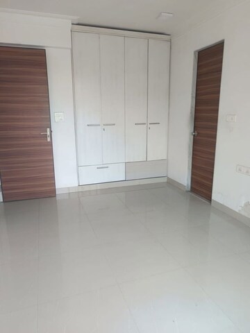 Room in 2 BHK Apartment at Hiranandani Castle Rock, Powai – for Rent