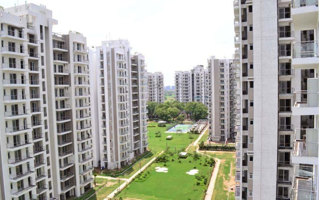 4 BHK + Servant Room Apartment For Sale in Microtek Greenburg