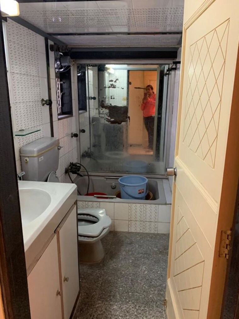 Bathroom, bandra west 2 Bedroom 700 Sq.Ft. Apartment In Bandra West Mumbai 10083431