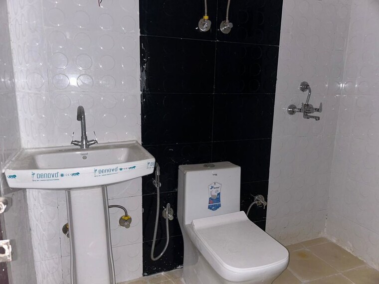 Bathroom, gardenia-golf-city 2.5 Bedroom 1150 Sq.Ft. Apartment In Sector 75 Noida 10088984