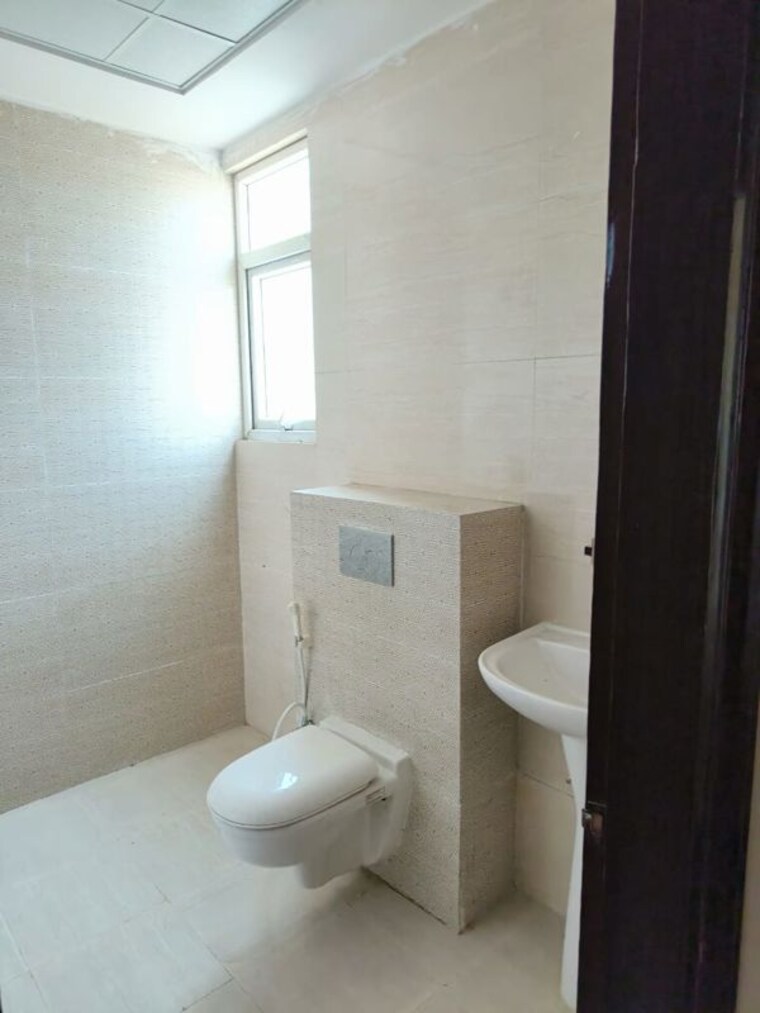 Bathroom, maxblis-grand-wellington 4 Bedroom 2050 Sq.Ft. Apartment In Sector 75 Noida 10089094