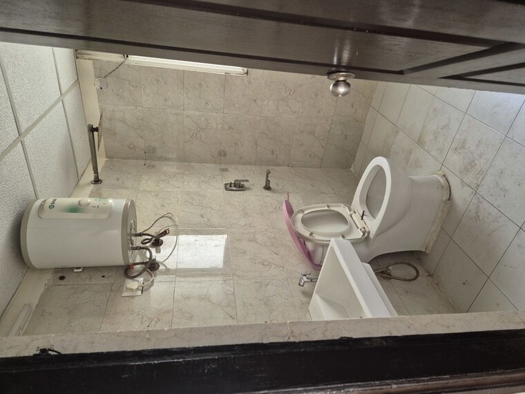 Bathroom, sethi-max-royale 3 Bedroom 1250 Sq.Ft. Apartment In Sector 76 Noida 10089317