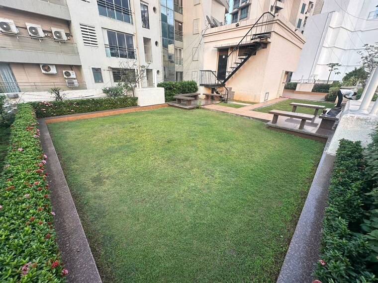 Garden, baycity-apartments 3 Bedroom 1200 Sq.Ft. Apartment In Khar West Mumbai 10089350