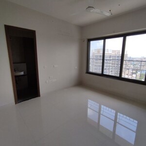 Room in 2.5 BHK Apartment at Rustomjee Pinnacle, Borivali East – for Rent