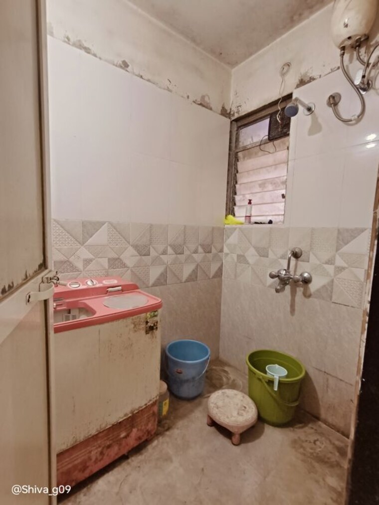 Bathroom, dadar west Pg For Boys & Girls In Dadar West 10089390