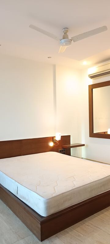 Room in 3 BHK Apartment at Oberoi Springs, Andheri West – for Rent