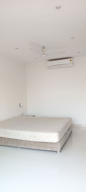 Room in 3 BHK Apartment at Oberoi Springs, Andheri West – for Rent