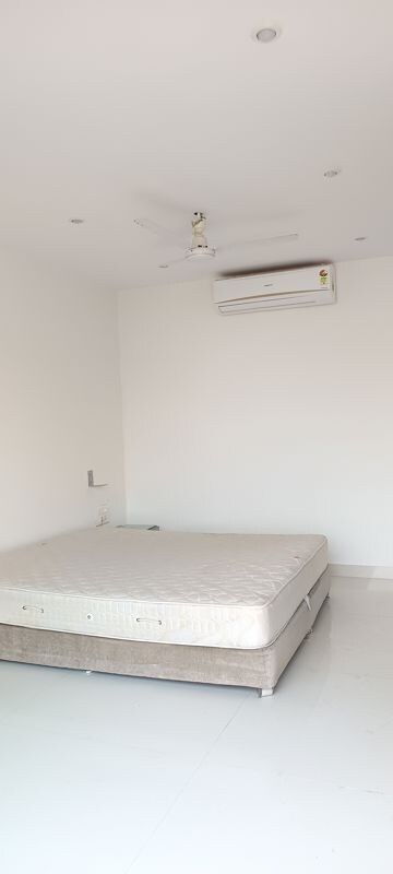 Room in 3 BHK Apartment at Oberoi Springs, Andheri West – for Rent