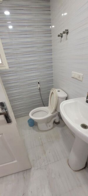 Bathroom in 3 BHK Apartment at Omaxe R2, Gomti Nagar – for Rent