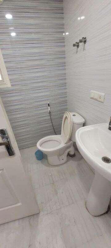 Bathroom in 3 BHK Apartment at Omaxe R2, Gomti Nagar – for Rent