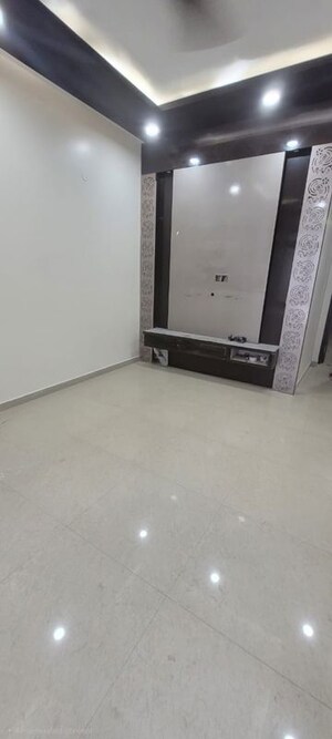 Room in 3 BHK Apartment at Omaxe R2, Gomti Nagar – for Rent